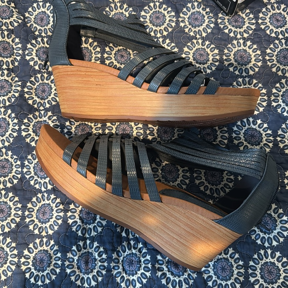 EUC Wedge Sandals - Picture 5 of 5